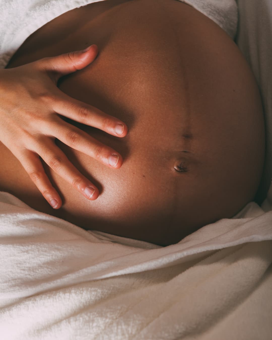 Photo d'une femme carressant son ventre