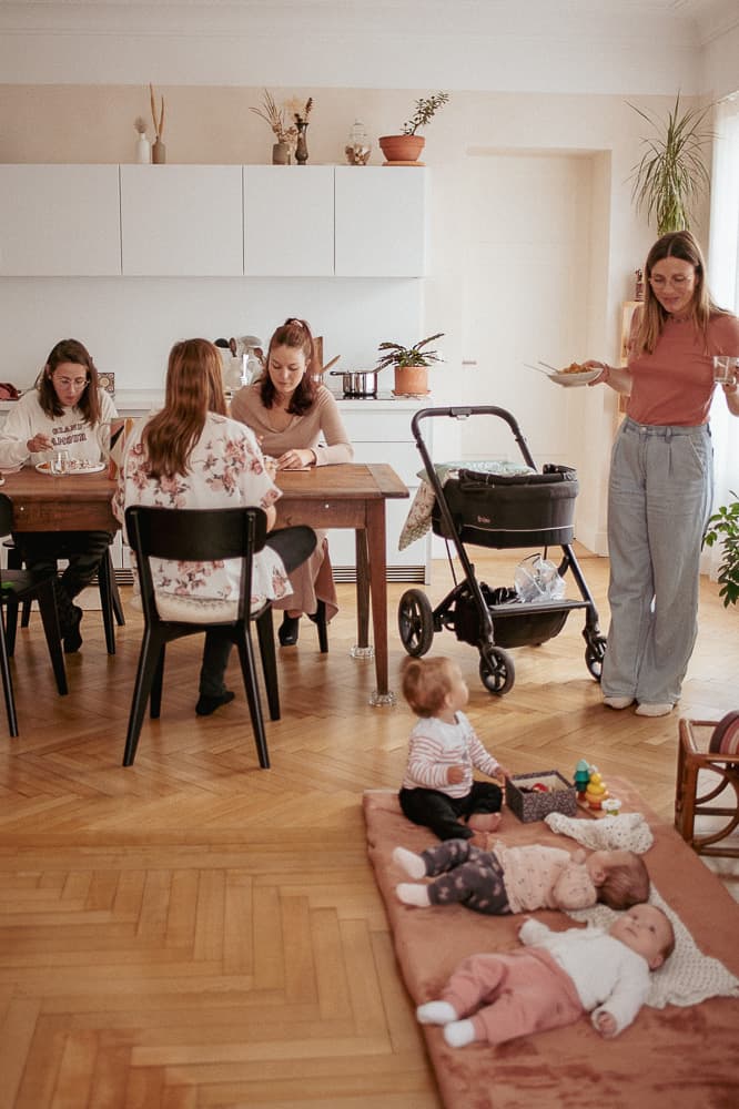 Photo d'une femme carressant son ventre